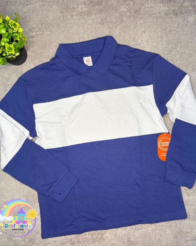 Suéter azul y blanco